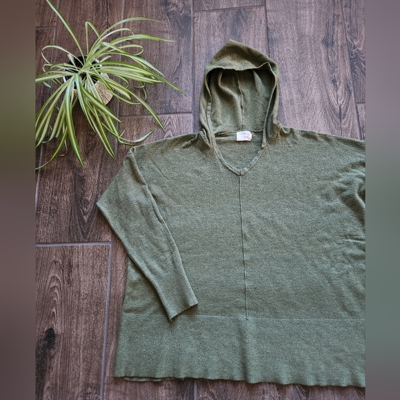 Lightweight boxy fit hooded sweater in sage green - Picture 2 of 10